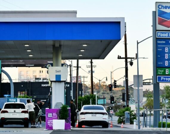 Oil hits one-month high as Mideast war keeps investors on edge