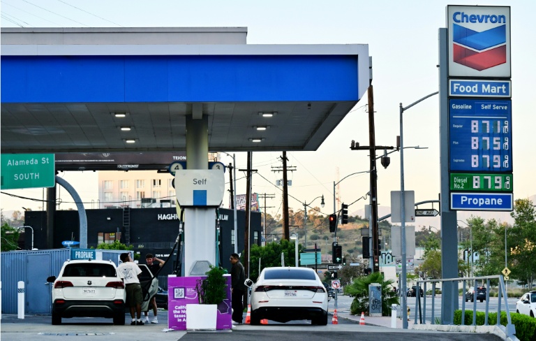 Oil hits one-month high as Mideast war keeps investors on edge